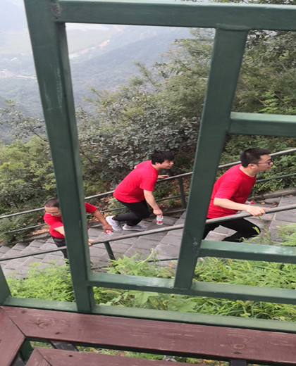 登顶石林峡，体验玻璃栈道------尊龙凯时人生就博官网登录8月登山之旅